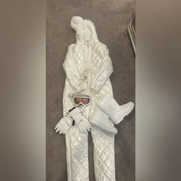 Entire ski attire, ski suit, boots, ski googles and ski gloves - Picture 2 of 2